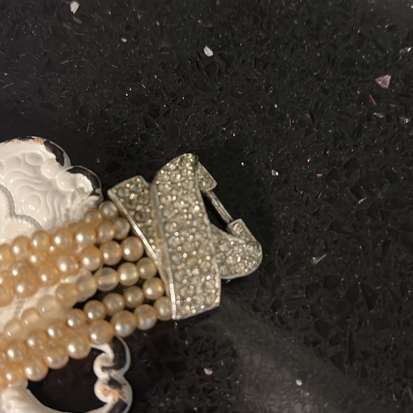 Elegant Vintage Pearl and Fancy Silver Rhinestones Clasp Bracelet - Picture 6 of 12